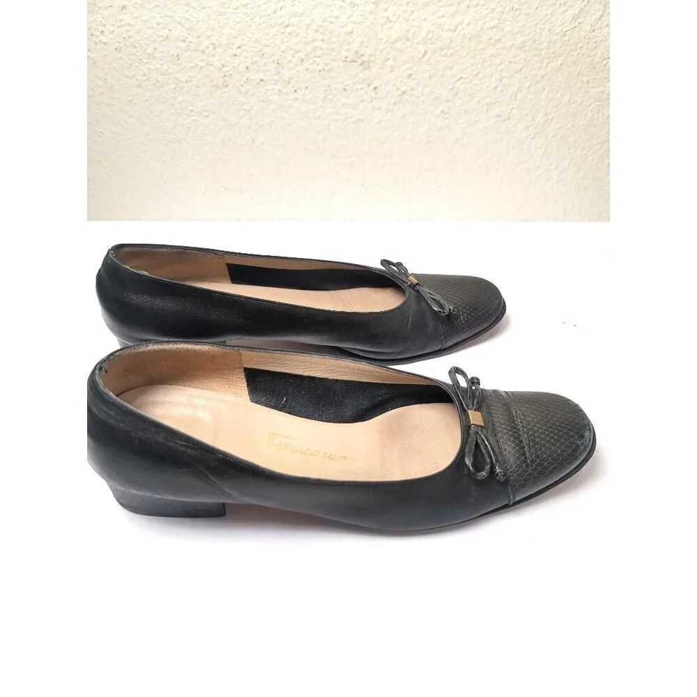 VTG Salvatore Ferragamo Black Leather Heels Bow & Textured Toe Women's 7.5A‎